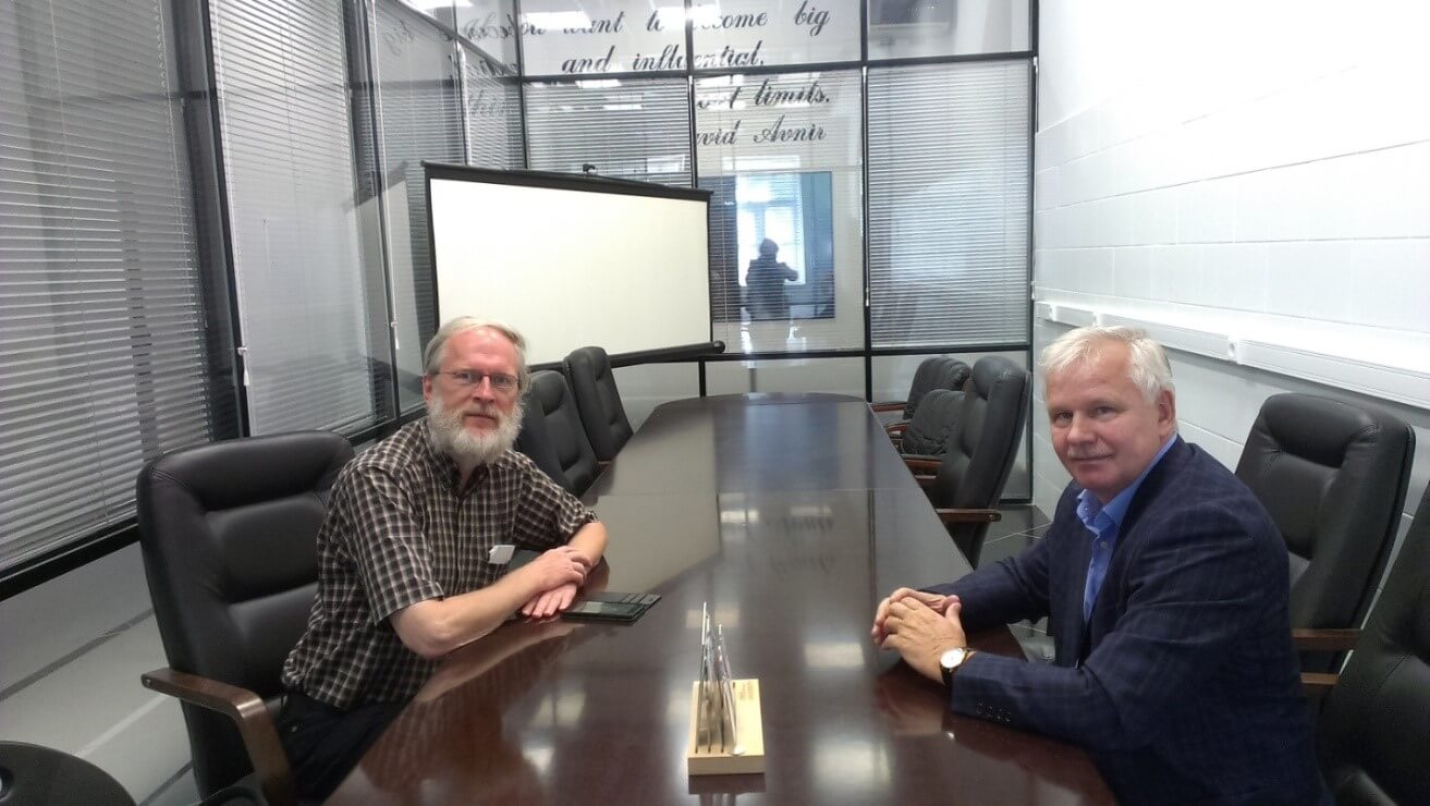 Photo of Professor R. Holze and Professor V. V. Kondratyev in the process of discussing the prospects of joint work, Chemnitz, Germany